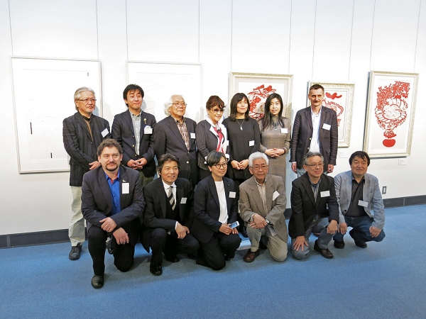 Participants. The first line from left: Jānis Murovskis, Harumi Sonoyama, Kyoko Sato, Shu Ueno, Masao Onuma, Takasuke Nakayama. The second line from left: Yoshio Imamura, Toshiya Suzuki, Teruo Isomi (Japānas Grafikas asociācijas prezidents), Teruyo Sato, Yuko Sasai, Takako Turumaki, Krzysztof Szymanowicz &nbsp;
